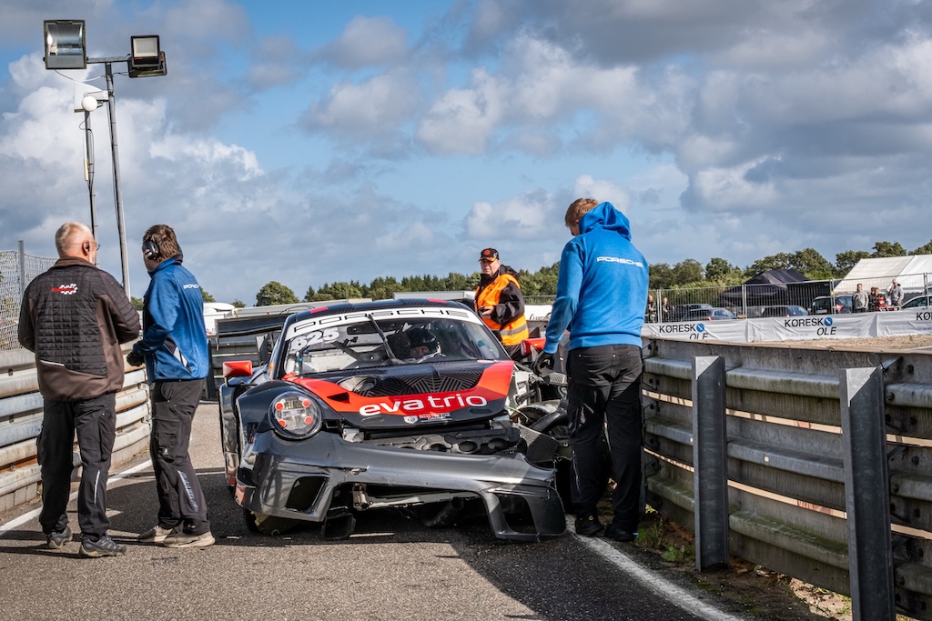 Jan Engelbrecht satte sin Porsche i autoværnet i pitindkørslen og ændrede med ét alle andre teams strategier.
(Foto: Grippo)